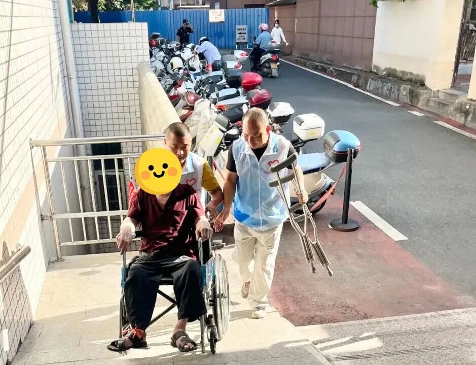 协助行动不便老人2.jpg